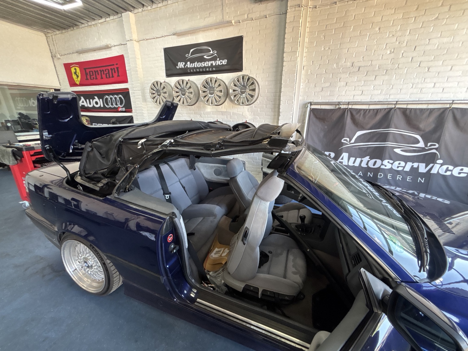 BMW E36 Cabrio tijdens vervanging van het cabriodak