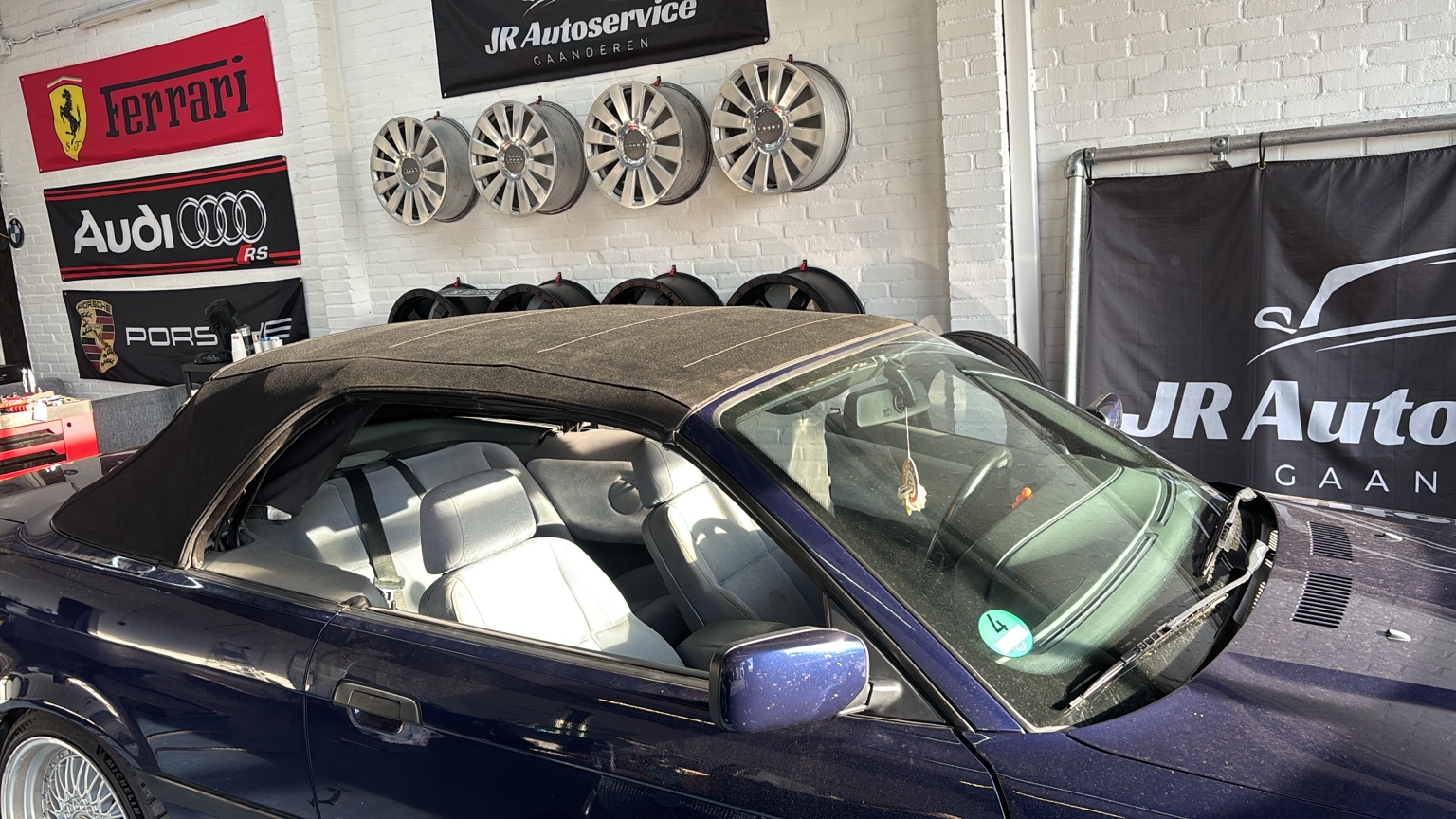 BMW E36 tijdens montage van het nieuwe cabriodak