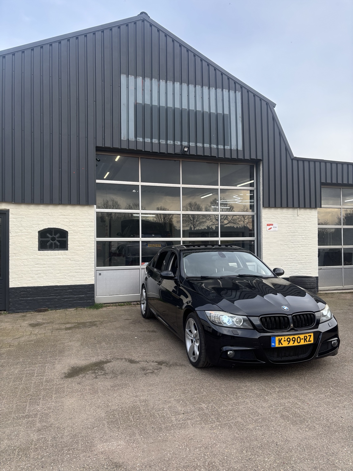 BMW bij JR Autoservice voor werkzaamheden