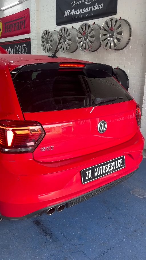 Rode Volkswagen Polo GTI met RVS-uitlaatsysteem