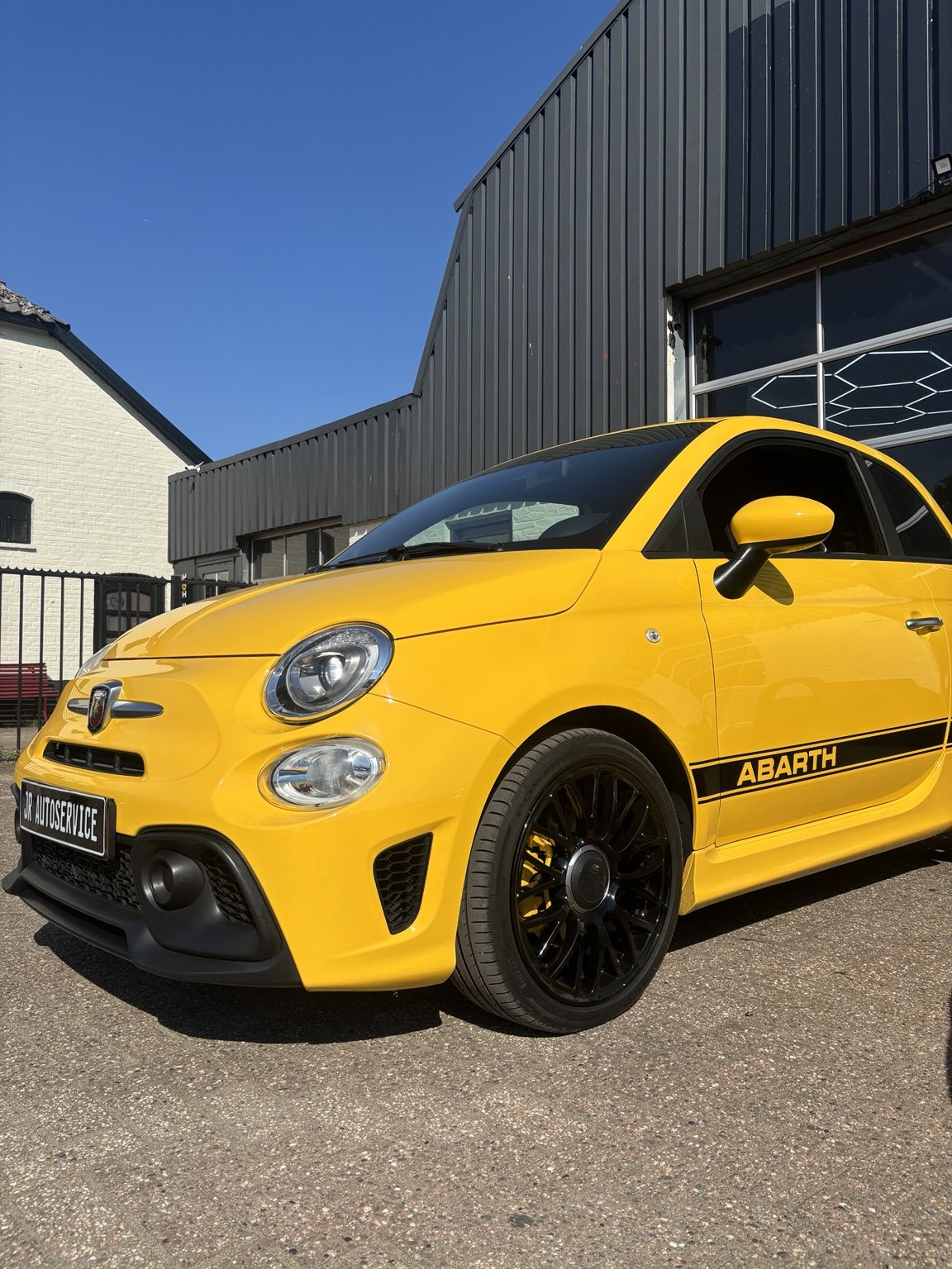 Gele Fiat 500 Abarth met remklauwen in carrosseriekleur