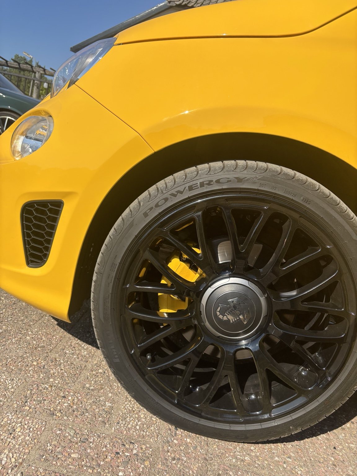 Giallo-gele remklauw van Fiat 500 Abarth na het spuiten