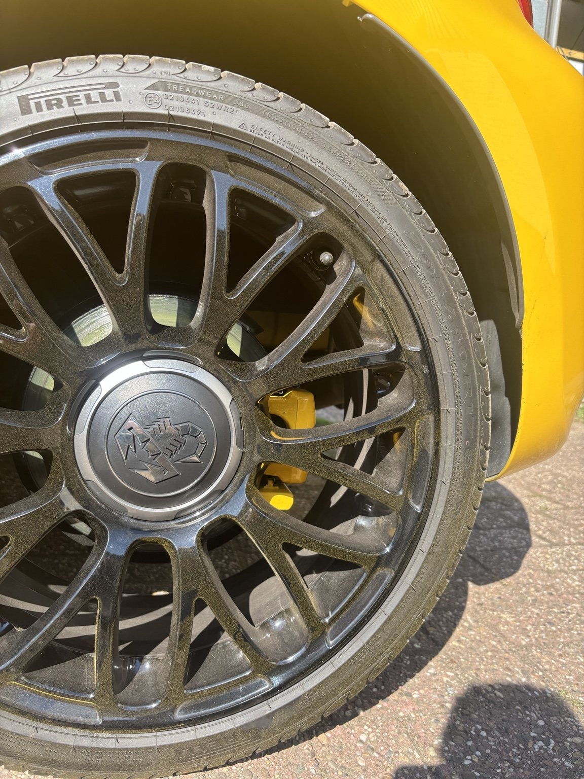 Tweede Giallo-gele remklauw van Fiat 500 Abarth
