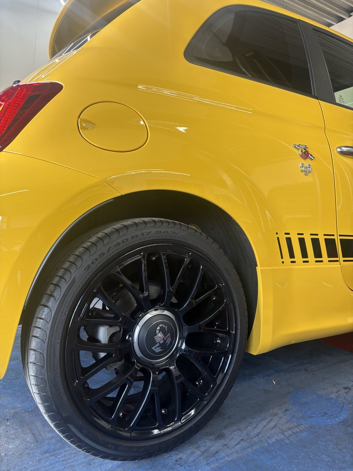 Remklauw van Fiat 500 Abarth vóór het spuiten