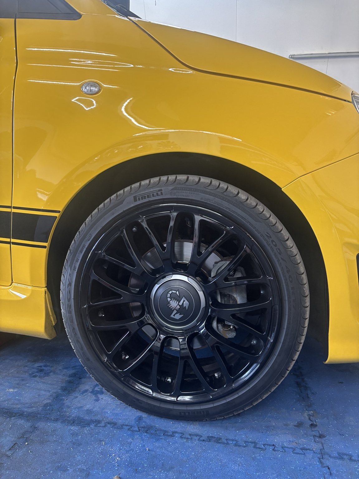 Tweede remklauw van Fiat 500 Abarth vóór het spuiten