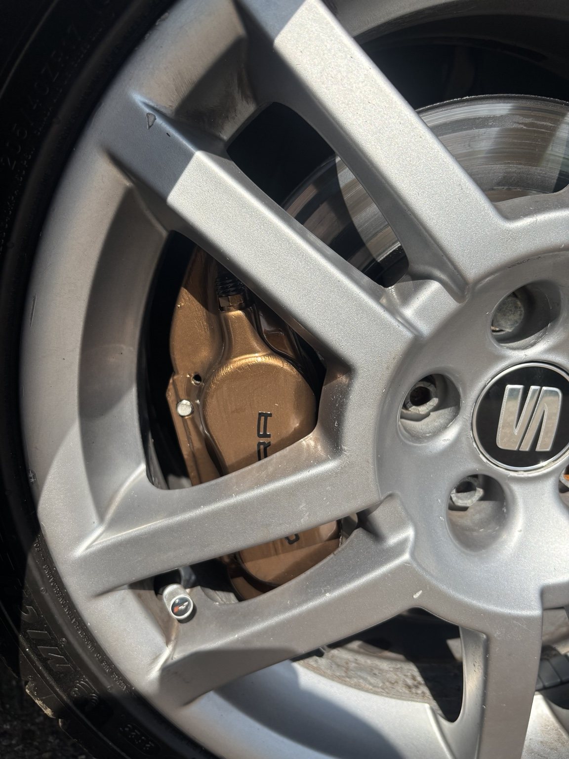 Remklauw van Seat Ibiza Cupra na spuiten in CUPRA Copper
