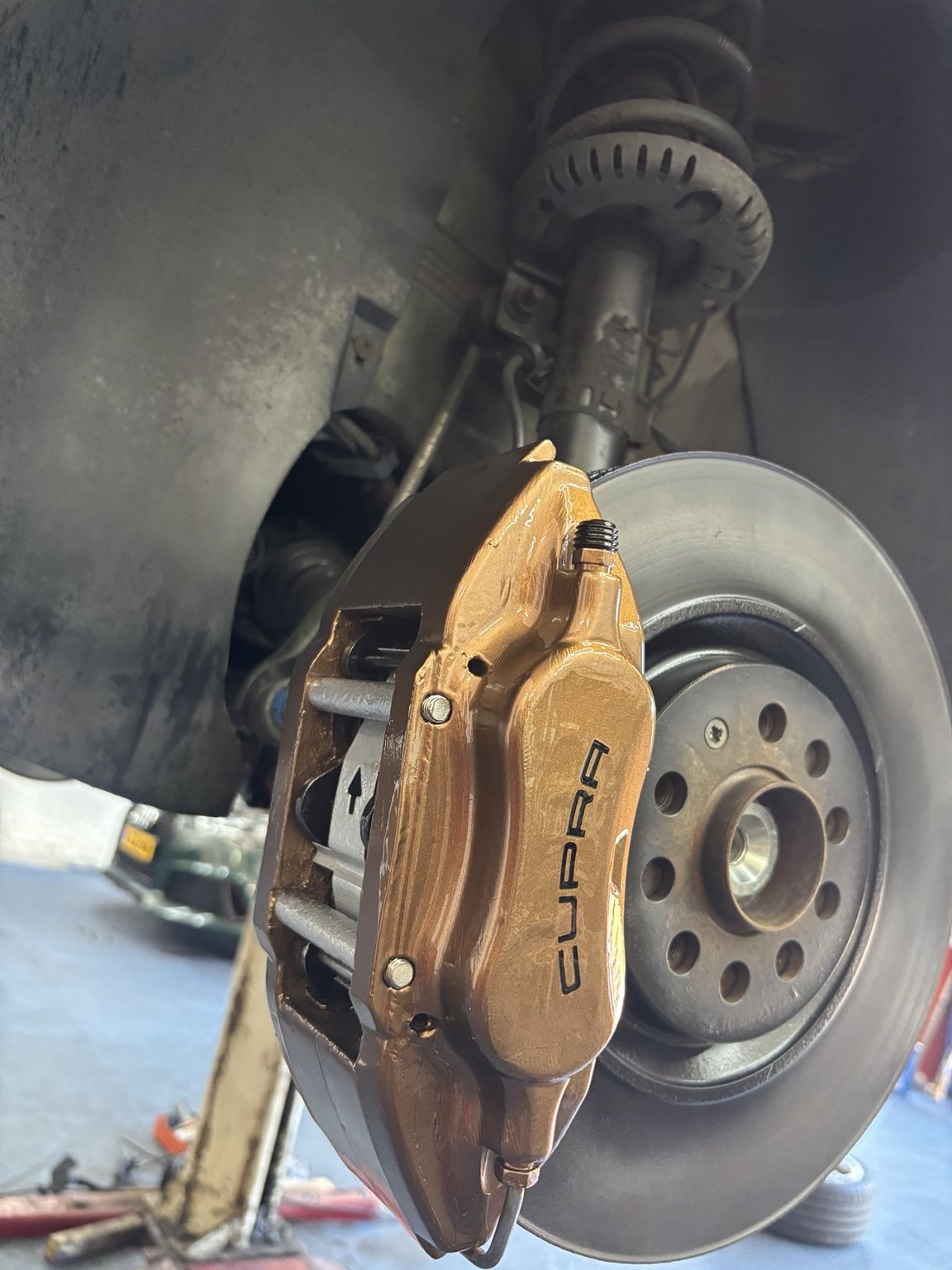 CUPRA Copper remklauw achter het wiel van de Ibiza