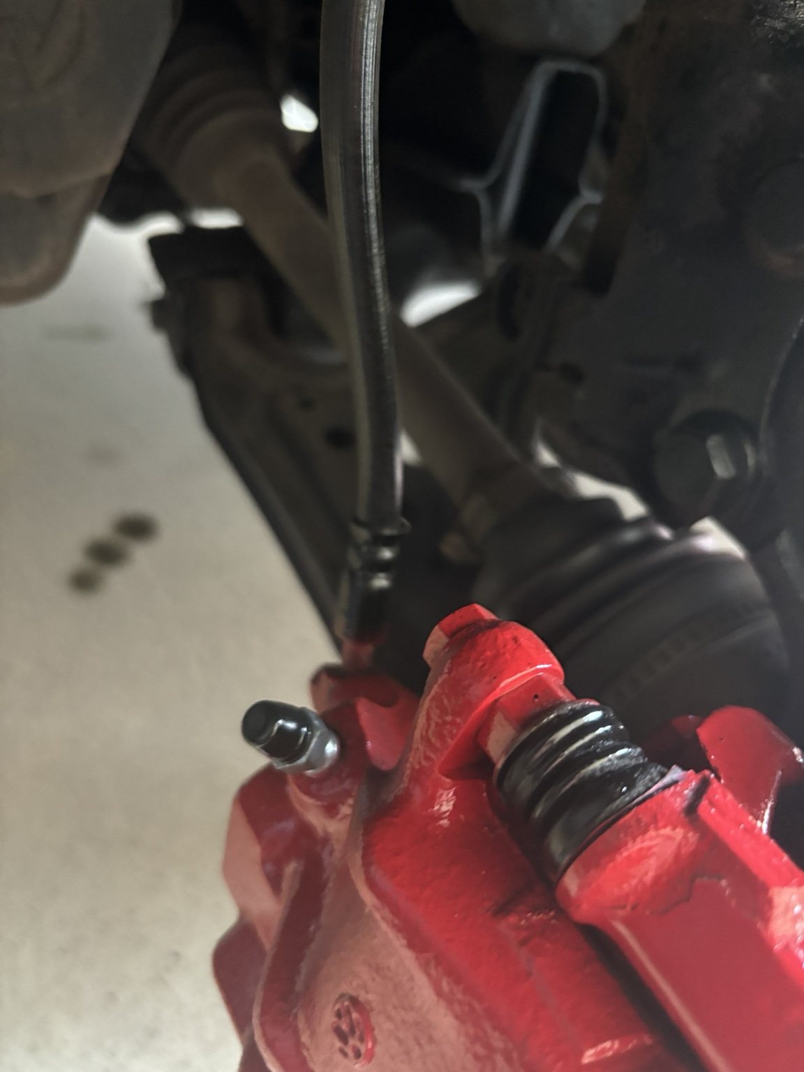 Detail van rode remklauw op Volkswagen Polo GTI