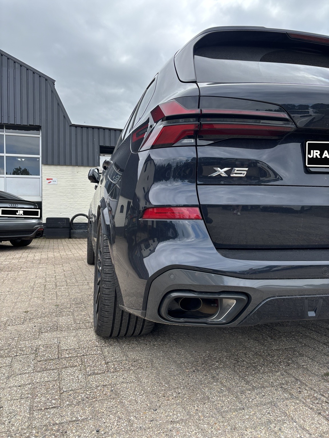 BMW X5 na montage van spoorverbreders, achterzijde