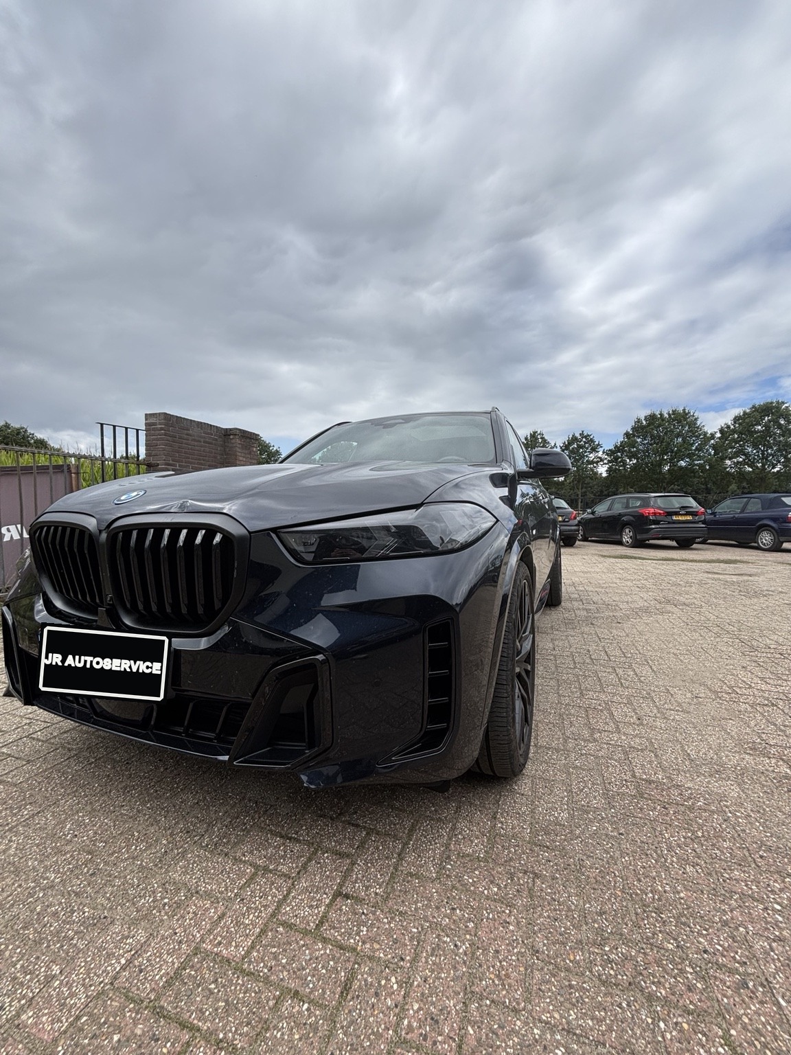 BMW X5 na montage van spoorverbreders bij JR Autoservice